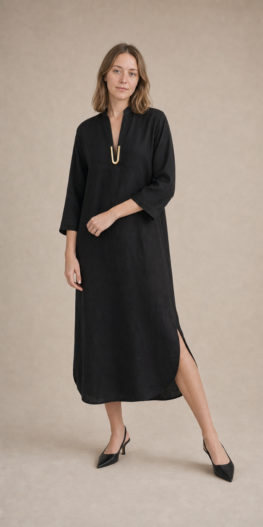 Robe noir bubblee longue grande taille . Femme blonde européenne